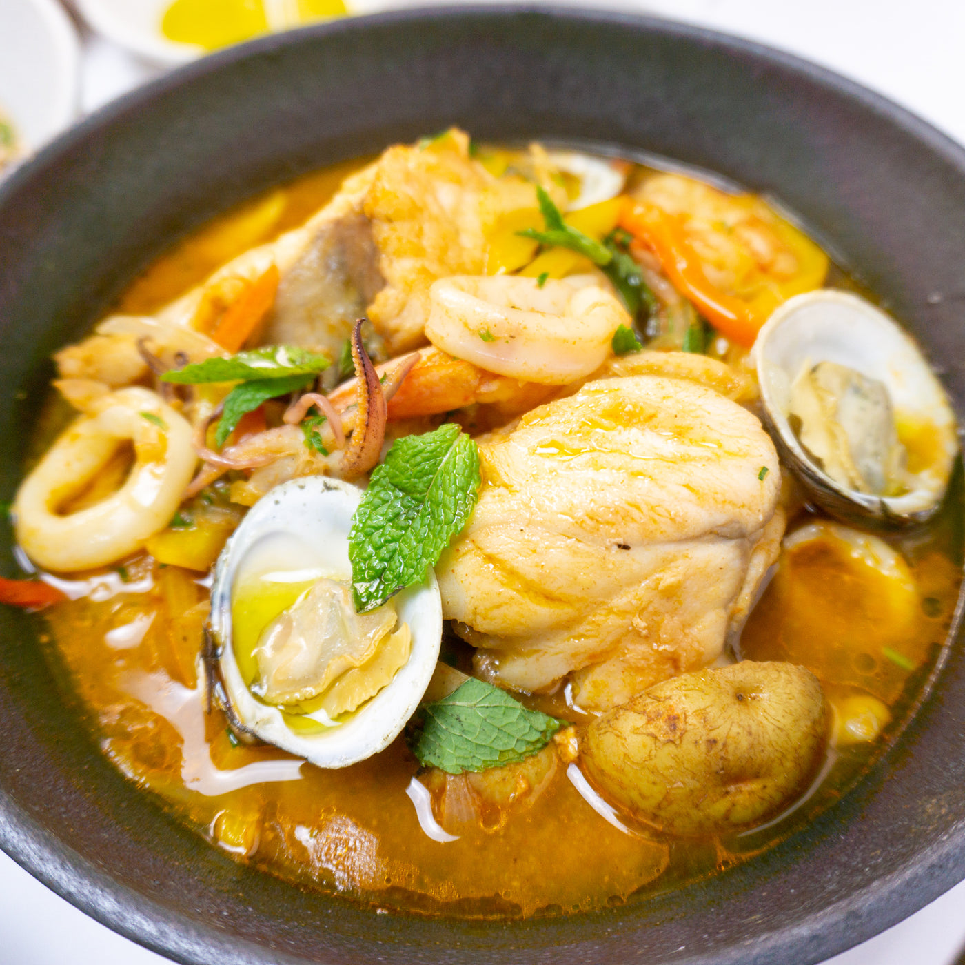 Bouillabaisse de poissons et fruits de mer
